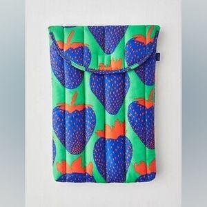 NWOT Baggu Quilted Laptop or Tablet Case 16" Electric Strawberry Print